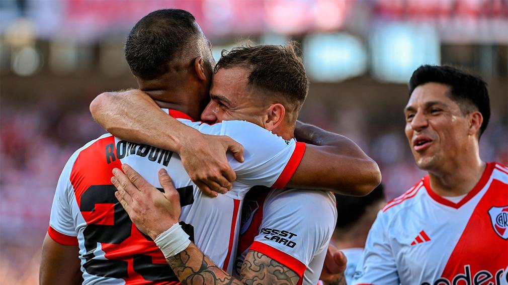 River volvió a festejar en el Monumental, estiró su racha de local y se subió a la cima