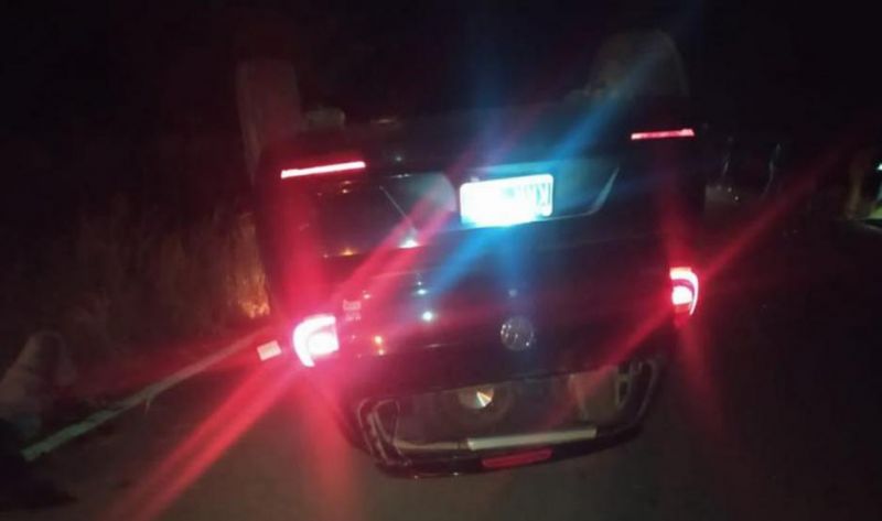 Murió conductor en terrible vuelco de auto y su amiga sufrió heridas de suma gravedad