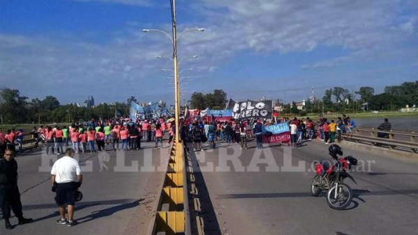 Complicaciones en el tránsito sobre la autopista por marcha del Polo Obrero