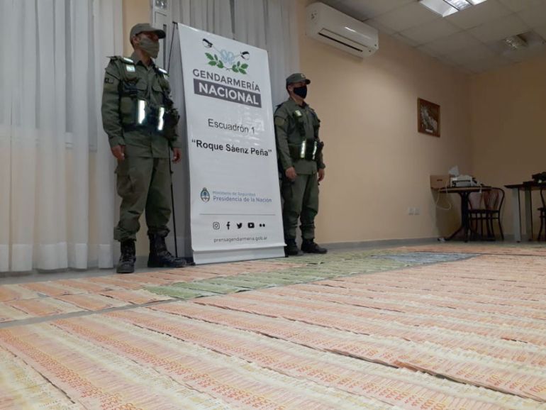 Incautaron más de cinco millones de pesos ocultos en el semirremolque de un camión