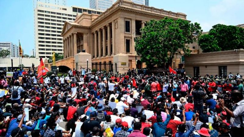 El primer ministro de Sri Lanka anunció su renuncia tras la toma de la sede presidencial por manifestantes