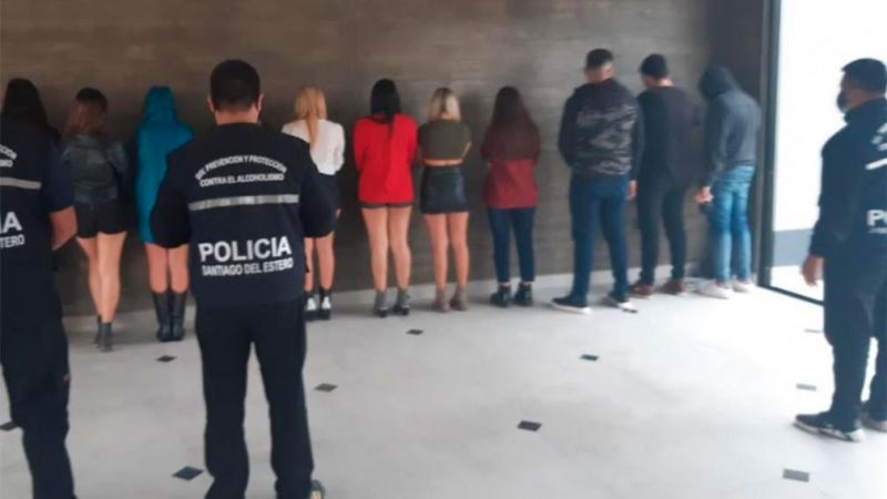 Escondidos en roperos: desalojaron una fiesta clandestina en el barrio Santa Clara