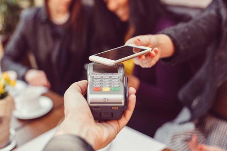 Tarjetas de crédito en alerta: más de 600 comercios en Argentina ya usan el sistema de pagos digitales brasileño