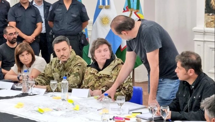 Milei llegó a Bahía Blanca: lo acompañan cuatro ministros para monitorear la situación que dejó 13 muertos