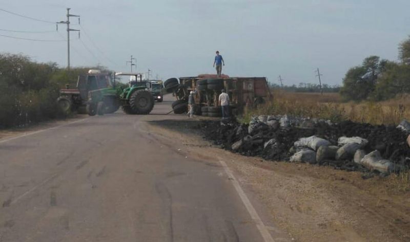 Camión volcó sobre la Ruta 21 y perdió toda la carga de carbón