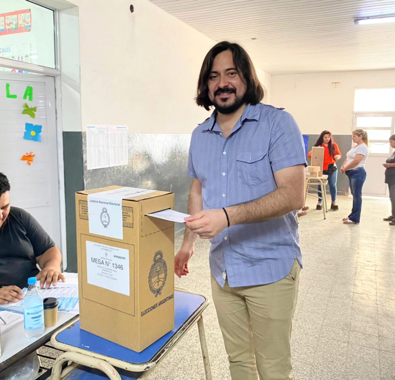 El Intendente Felipe Cisneros votó en la Escuela Nº 421