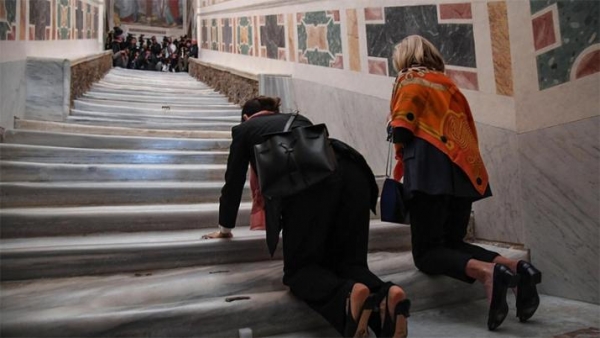 El Vaticano muestra la escalera de mármol que subió Jesús para su juicio