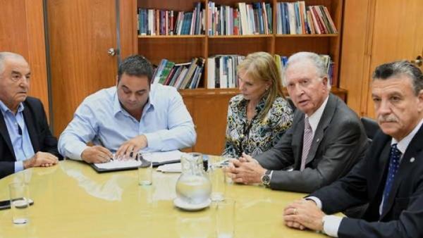 Los empleados de comercio acordaron un aumento salarial del 20% con cláusula de revisión
