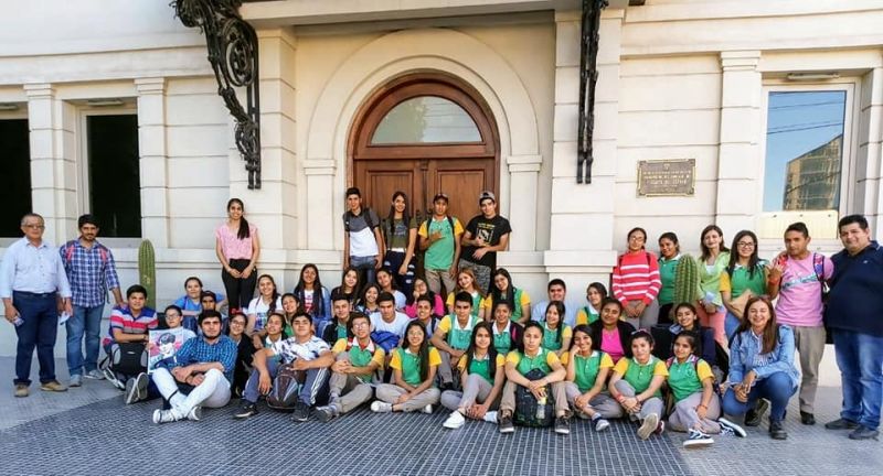 Alumnos secundarios de Campo Gallo en el Forum junto al Programa Kusikawsay