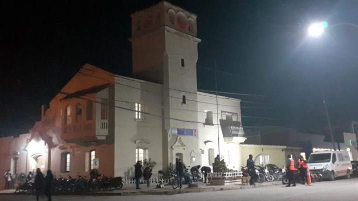 Comerciante encontró una bolsa con un inquietante mensaje en la puerta de su negocio