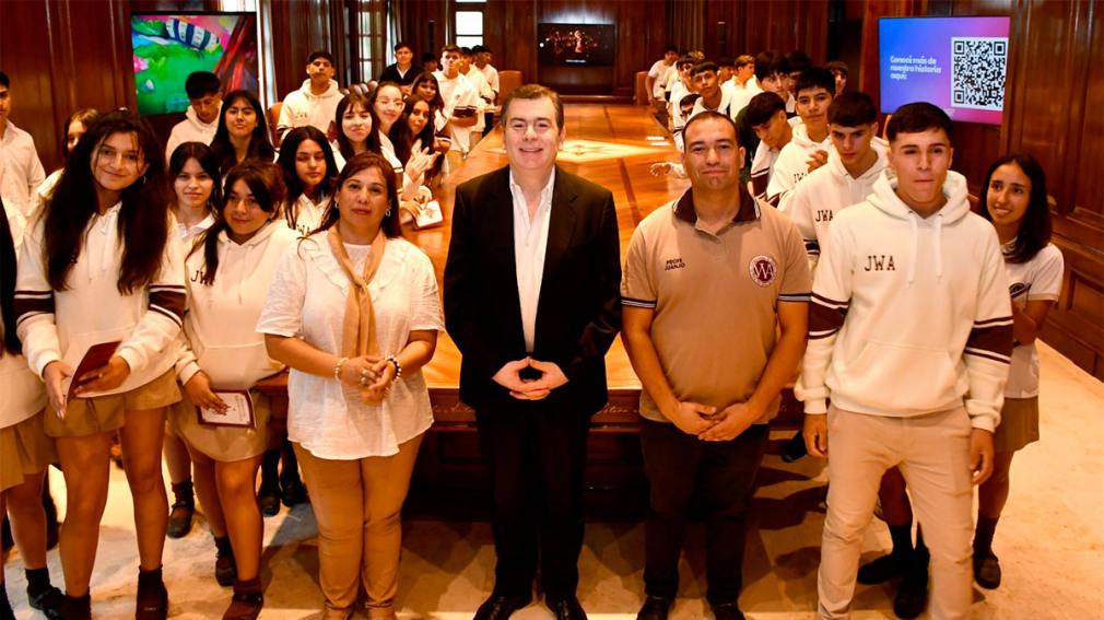 El gobernador Gerardo Zamora recibió a estudiantes de Los Telares