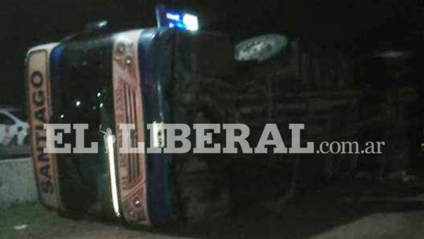 Vuelco de colectivo en el sur de La Banda