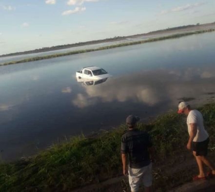 El intendente de Capdevila se salvó de milagro al caer su camioneta en el agua