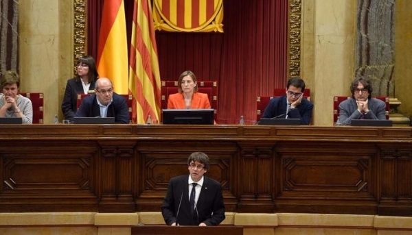 Puigdemont declaró la independencia en Cataluña pero la "dejó en suspenso"