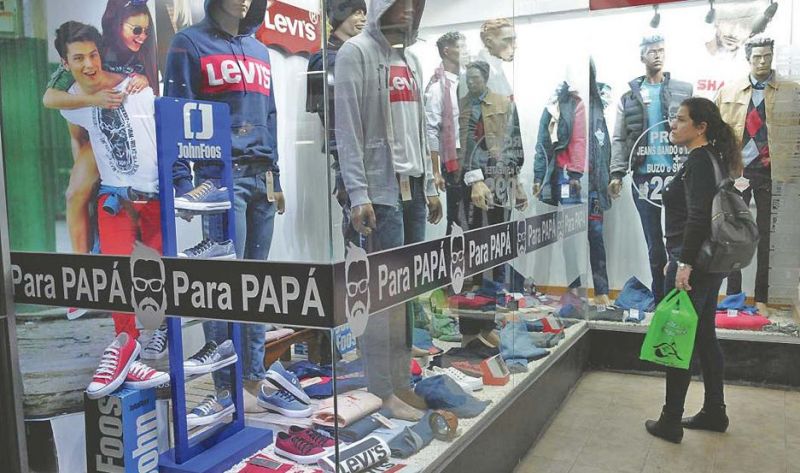 El comercio local inició la semana con “promos” y descuentos a la espera de una reactivación