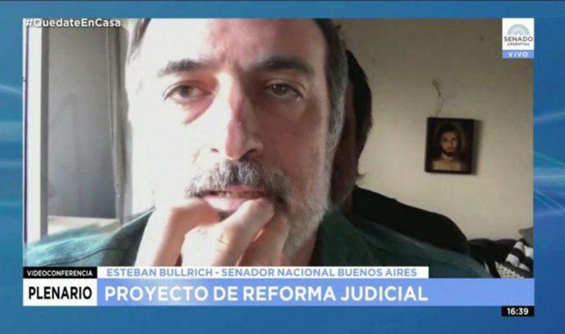 Esteban Bullrich fue tendencia en redes por poner una foto suya para simular que participaba de la sesión