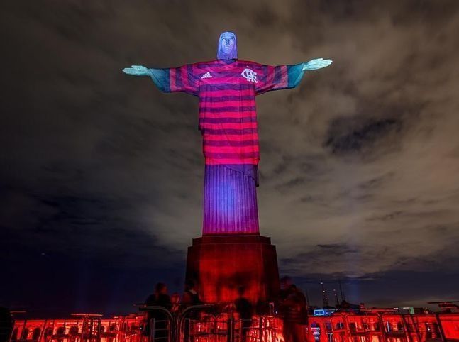 Impactante y polémico: el Cristo Redentor se iluminó con la camiseta del Flamengo
