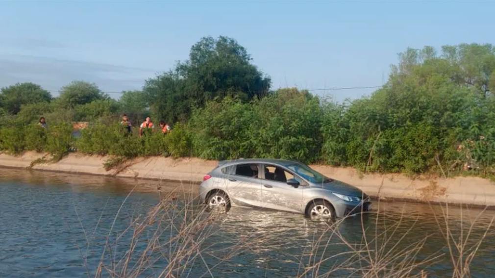 Una joven perdió el control de su auto cuando regresaba de una fiesta y cayó al canal