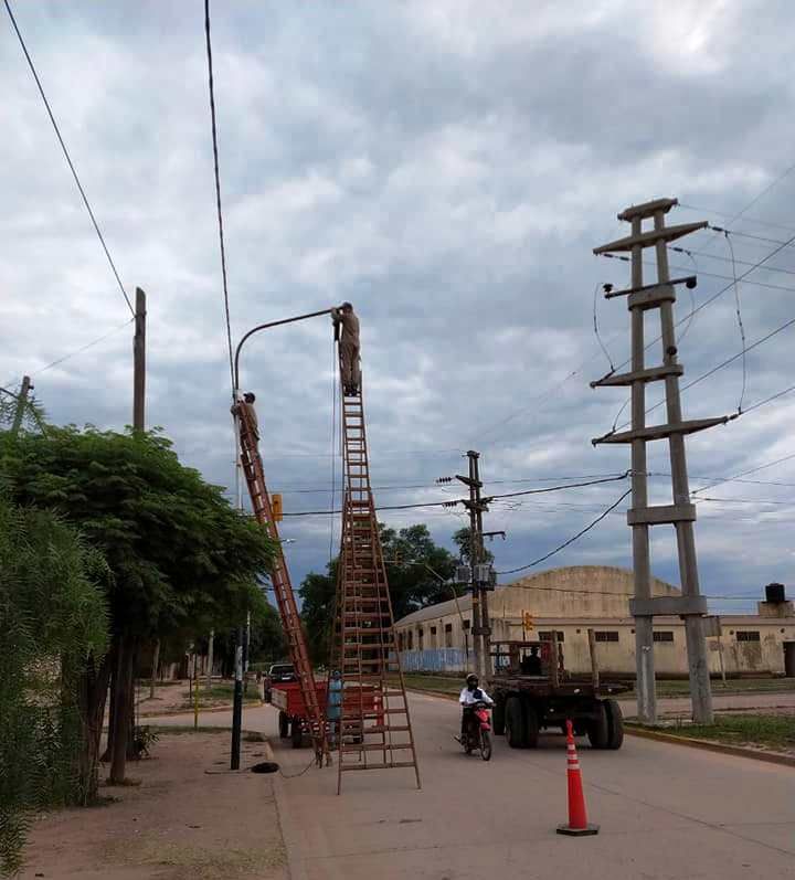 Comenzaron los trabajos de reconversión lumínica con Iluminación Led en la Av. 9 de Julio de Campo Gallo.