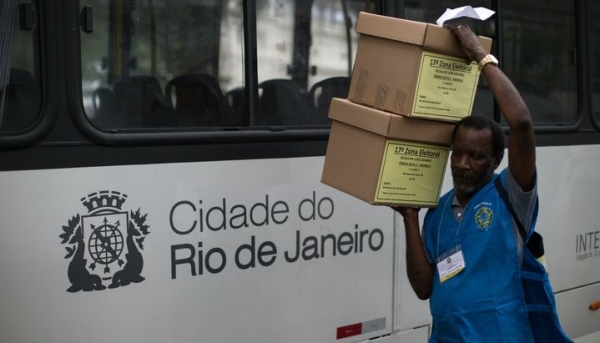 Balotaje: Bolsonaro y Haddad juegan sus últimas cartas en Brasil