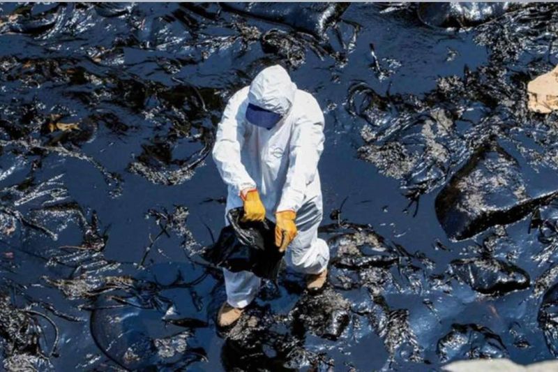 Perú: "Huele a muerte", dicen pescadores tras derrame petrolífero
