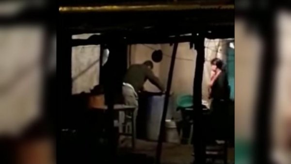 Tiene dos años y lo metieron en un tacho con agua por "pedir la teta"