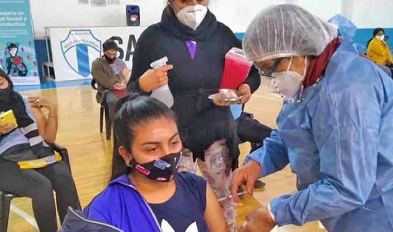 Hoy comienza la campaña de vacunación para jóvenes de 18 y 19 años en Capital y La Banda