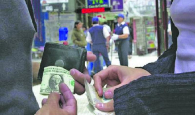 El dólar blue subió al récord de $145 y economistas prevén un empeoramiento de la situación