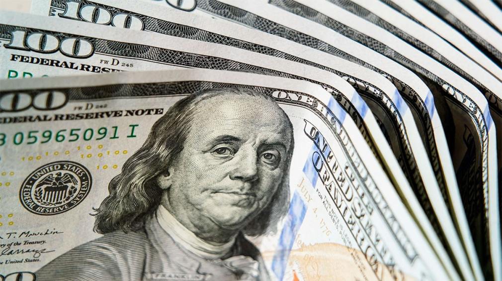 El dólar blue bajó en 2 de las últimas 3 semanas y acumuló una caída de $175 desde su récord