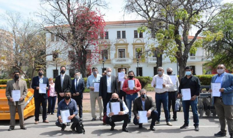 Entregaron maquinarias para localidades del interior provincial