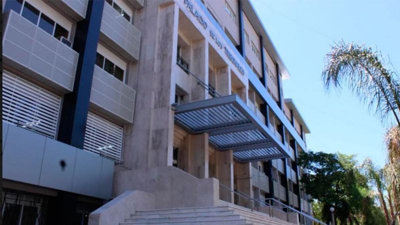 Terminó desnudo en la calle tras intentar abusar de su ex pareja