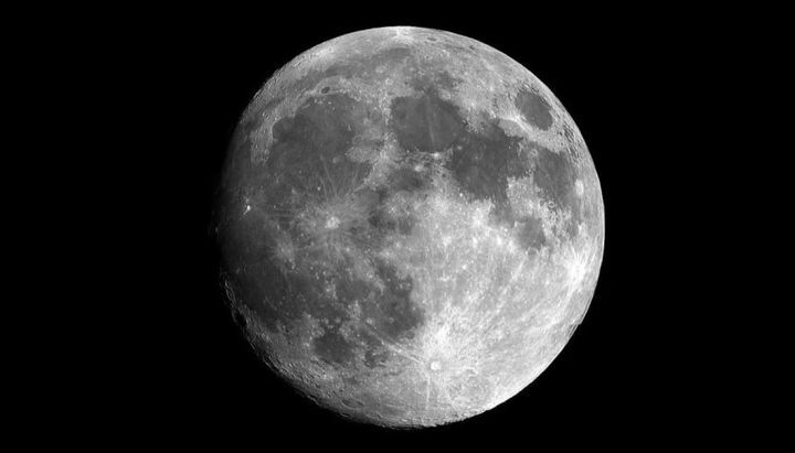 Misterio: descubren una enorme placa metálica enterrada en el lado oscuro de la Luna