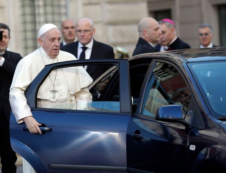 El “correctivo” del Papa Francisco a una mujer que le agarró bruscamente del brazo y lo empujó