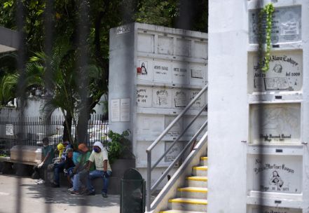 Ecuador: largas esperas en Guayaquil para enterrar a los fallecidos