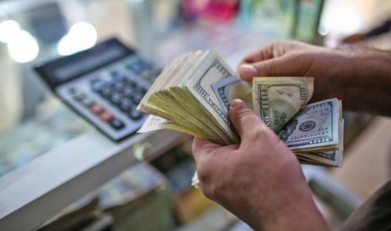 El dólar blue vuelve a subir y las acciones argentinas caen hasta 8%