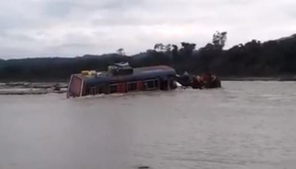 Pánico en Orán: un colectivo quedó en medio de la crecida del río San Andrés