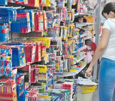 La canasta escolar con 30 útiles de papelerías locales costaría unos $800