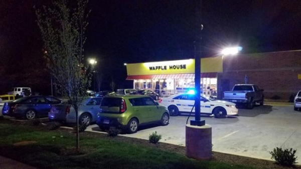 Hombre desnudo abre fuego en una cafetería de Tennessee: 3 muertos