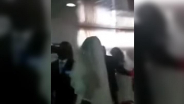 VIDEO | Se puso un vestido de novia y fue a la boda de su amante