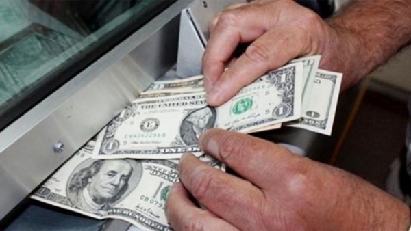 El dólar cerró casi estable a $ 38,18