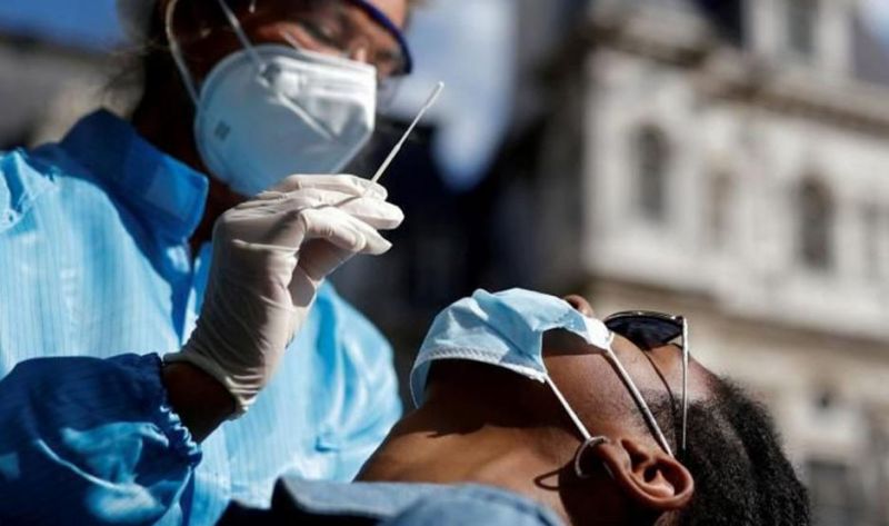 Covid: ante síntomas compatibles, deben testearse personas mayores de 50 años