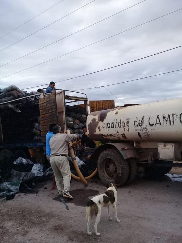Municipales de Campo Gallo auxiliaron a camionero cuando se incendiaba su carga de carbón