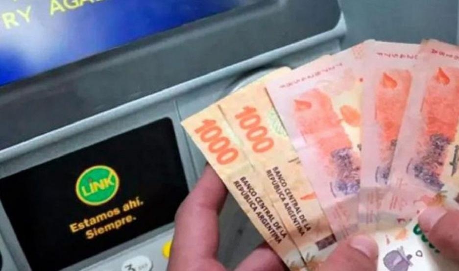 Bonos: casi $6.000 M. para empleados públicos, tarjeta social y planes
