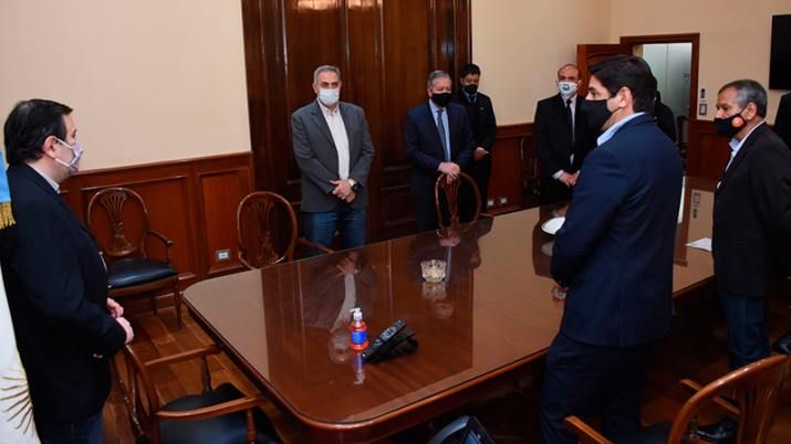 Zamora entregó maquinarias a intendentes y comisionados del interior