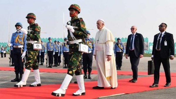 El Papa llegó a Bangladesh, uno de los países más pobres del mundo