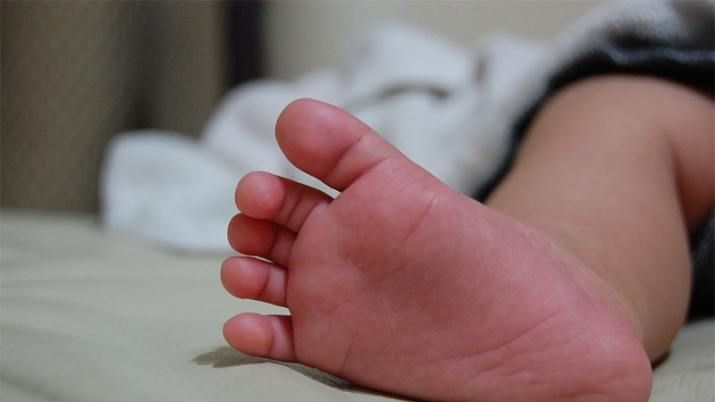 Un bebé cayó al piso en pleno parto y murió