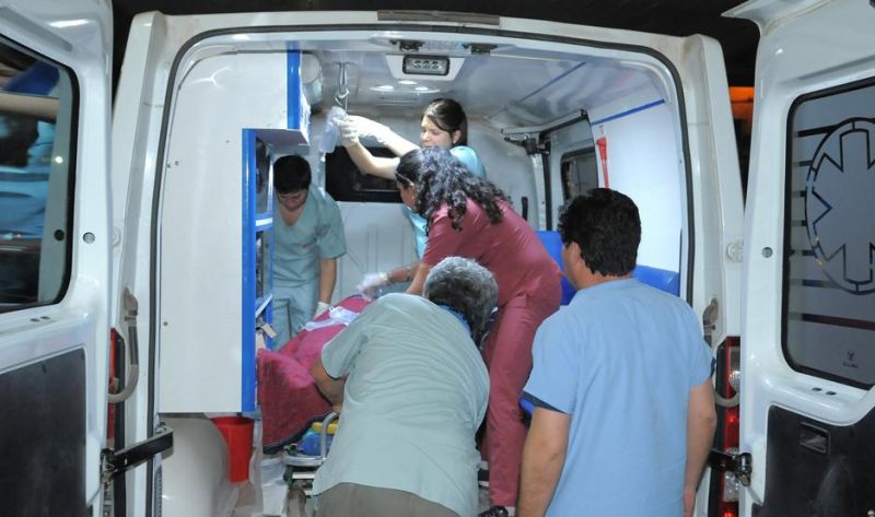 Atacó a trompadas a su esposa de luto y le arrojó agua hirviendo