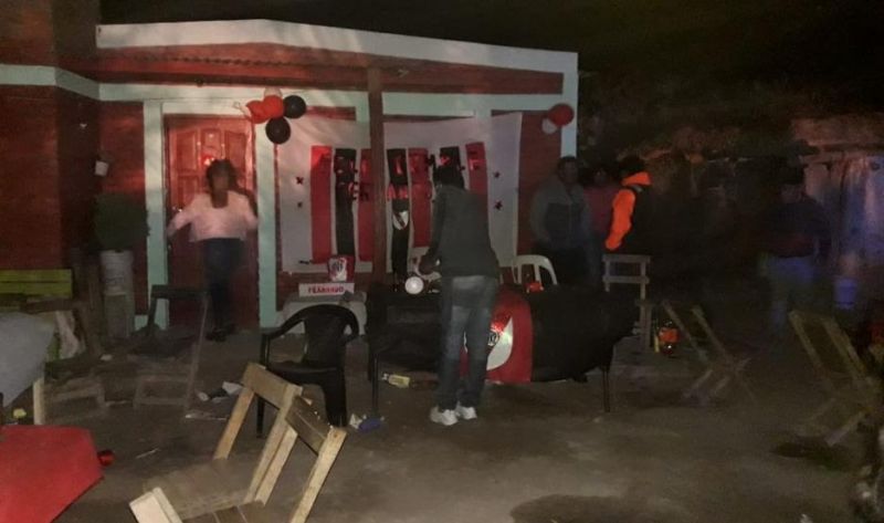 La policía le puso fin a un cumpleaños de 15, una riña de gallos y clausuró decenas de bares y quioscos