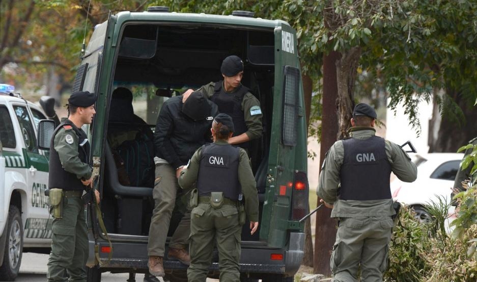 Salteños llevaban 30 kg de cocaína camuflada en el torpedo del automóvil