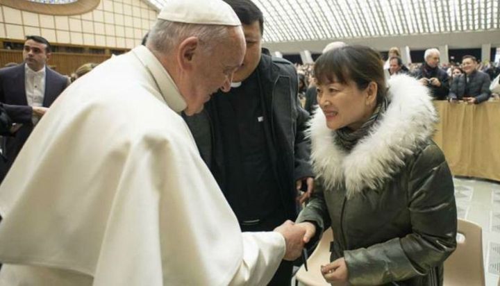 Tras la polémica, el Papa se reunió con la mujer a la que le pegó un manotazo